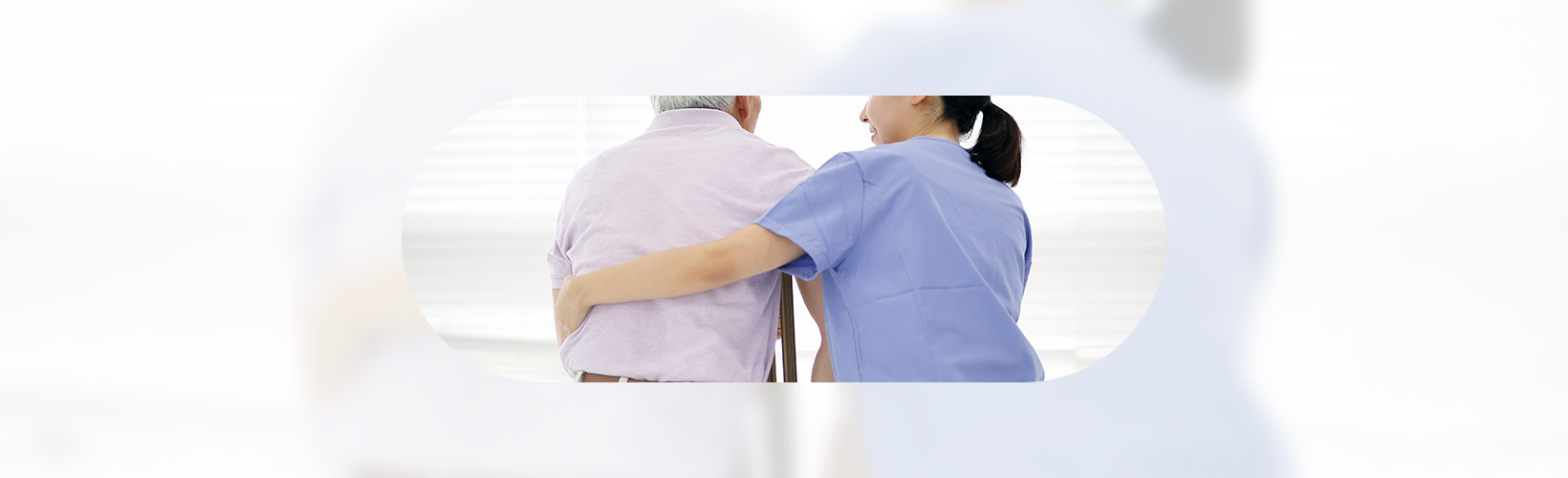 간병인의 노인을 돕는 사진